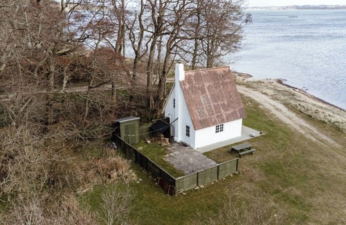 Roslev House | Small house with view of the Limfjord