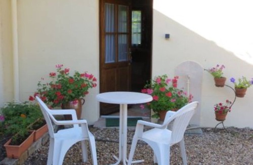 Menestreau-en-Villette Apartment | Small independent cottage in Sologne