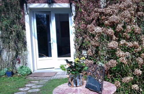 La Cerlangue Apartment | Small independent cottage in Norman property from the 19th