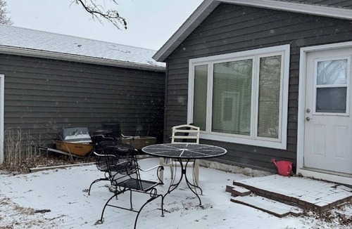 Fairmont House | Small LAKE house near park in Fairmont