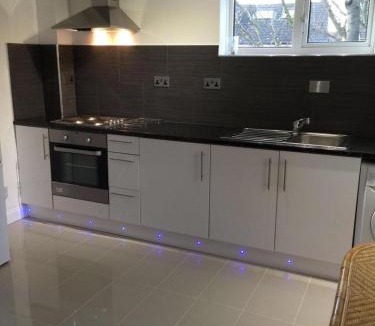 Pinkwell Apartment | Small Modern Comfortable 2 Bedroom Apartment - cmyr