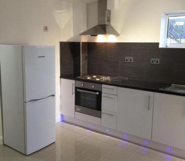 Pinkwell Apartment | Small Modern Comfortable 2 Bedroom Apartment - cmyr