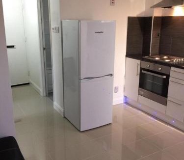 Pinkwell Apartment | Small Modern Comfortable 2 Bedroom Apartment - cmyr