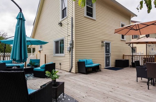 Highland Park House | Small Party Space w/Oversized Deck/Yard & 3-bed/5 bath house