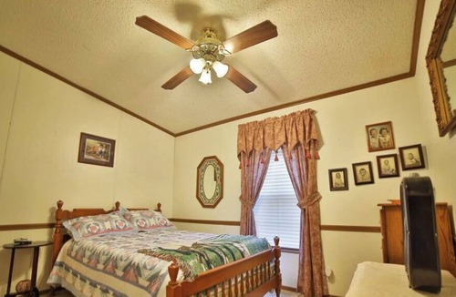 Wyandotte Apartment | Small studio apartment on Grand Lake