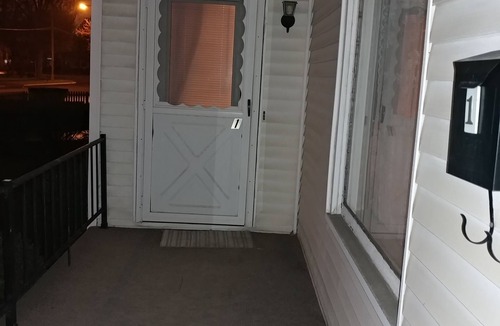 Mount Clemens Apartment | Small studio apt close to St Clair& Clinton River & downtown. Private entrance