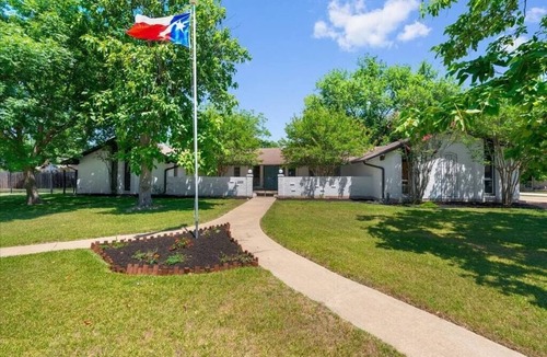 Taylor House | Small Town, Big House in Taylor TX