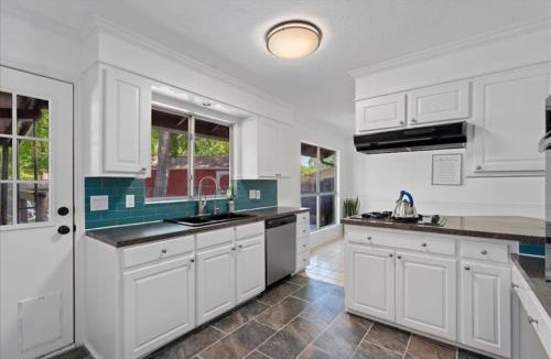 Taylor House | Small Town, Big House - Sleeps 8!