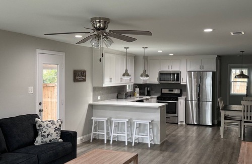Leonard House | Small Town Charm near Event Center Down Town Leonard