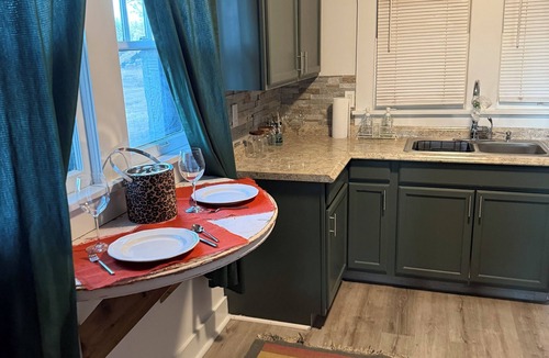 Clarendon House | Small Town Comforts- 1-bedroom house in charming Clarendon - Bunk House #2