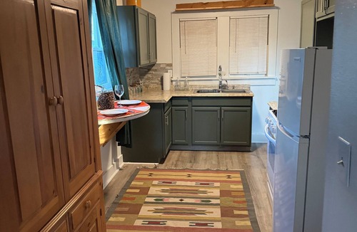 Clarendon House | Small Town Comforts- 1-bedroom house in charming Clarendon - Bunk House #2
