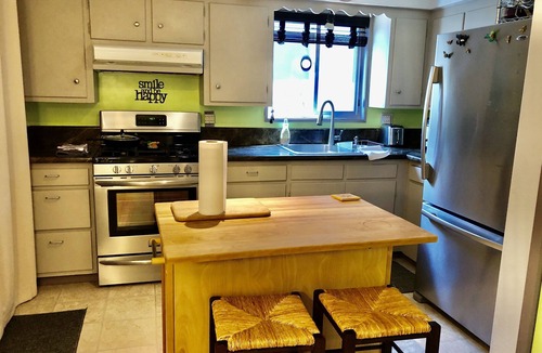 Talent House | Small Town Feel. Sweet cozy home with lovely backyard. Min 29 day stay.