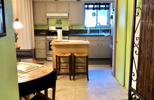 Talent House | Small Town Feel. Sweet cozy home with lovely backyard. Min 29 day stay.