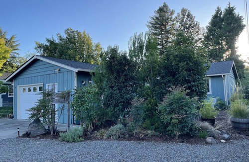 Talent House | Small Town Feel. Sweet cozy home with lovely backyard. Min 29 day stay.