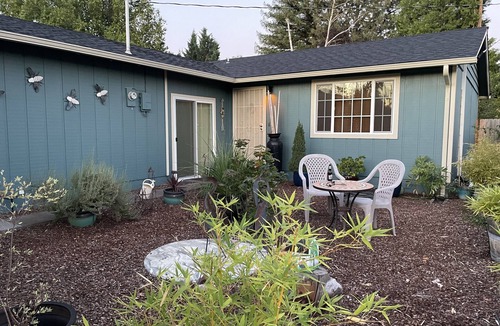 Talent House | Small Town Feel. Sweet cozy home with lovely backyard. Min 29 day stay.