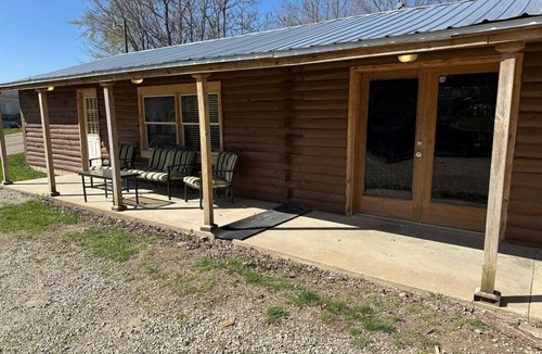 Annapolis Cabin | Small Town Lodge - Annapolis, MO Black River