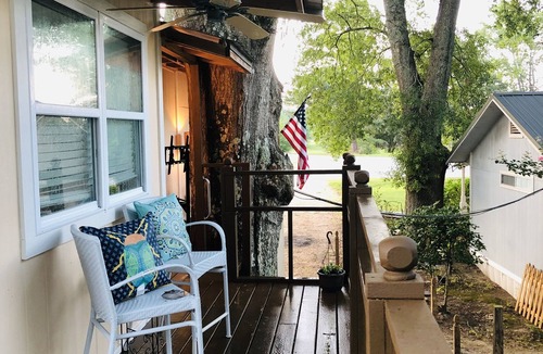 Jayess Apartment | Small Treehouse out in the country