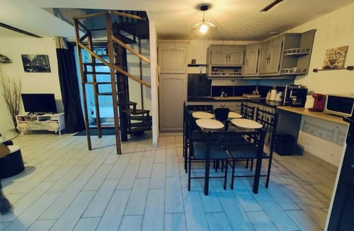 Montbazon House | Small village center gîte