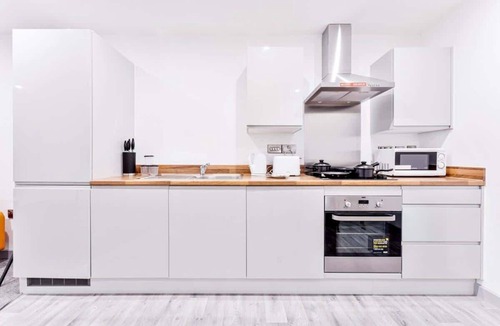 Wolverhampton Apartment | Smart 1 Bed Apartment in Wolverhampton