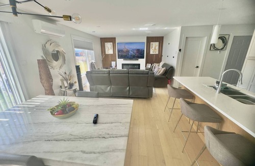 Dieppe House | Smart 4BR Comfort Suite Massage Chair YQM Airport