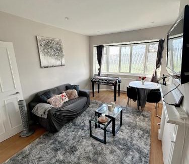 Graveney Apartment | Smart and Chic 2 bed Apartment
