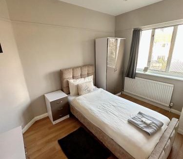 Graveney Apartment | Smart and Chic 2 bed Apartment