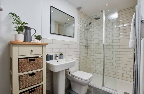 Castle Donington Apartment | Smart Apt Near EMA: FREE Gym Access, FREE Parking