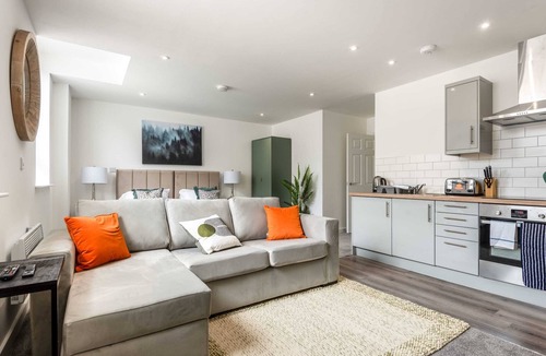 Rotherham Apartment | Smart Central Rotherham Studio - Sleeps 4