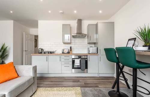 Rotherham Apartment | Smart Central Rotherham Studio - Sleeps 4
