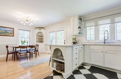 Rochester House | Smart design, while keeping comfort in mind. Private yard & nature park.