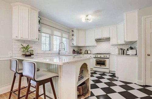 Rochester House | Smart design, while keeping comfort in mind. Private yard & nature park.