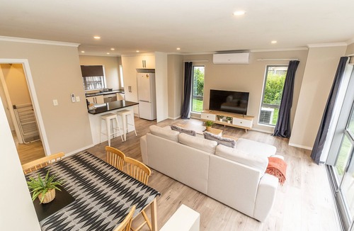 Frankton House | Smart Duplex- Two Separated House Under One Roof