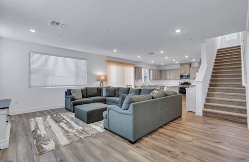 Peters House | Smart Fridge, King Bed, Massage Chair & EV Charger