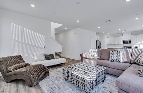 Peters House | Smart Home w/EV Charger - King Bed!