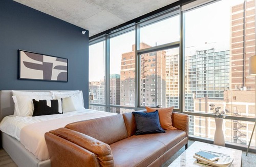 Lake View East Apartment | Smart Lakeview Studio, walk to Lakefront & Lincoln Park, by Blueground