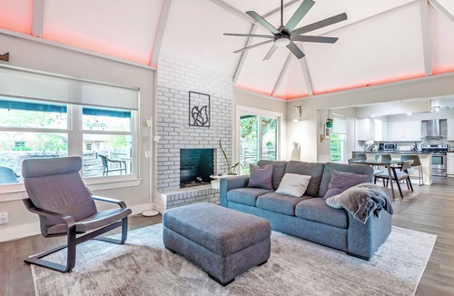 Universal City House | Smart Lights w/Sleeping Quarters & Covered Patio