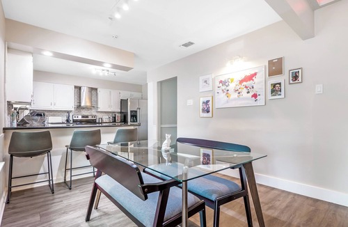 Universal City House | Smart Lights w/Sleeping Quarters & Covered Patio