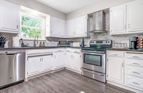 Universal City House | Smart Lights w/Sleeping Quarters & Covered Patio