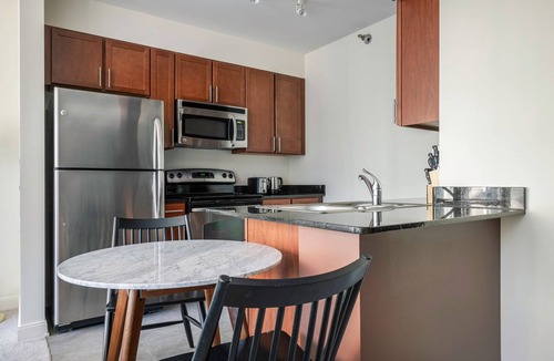 Downtown Chicago Apartment | Smart Loop Studio w/Pool, Gym, nr. Theatre District & L, by Blueground