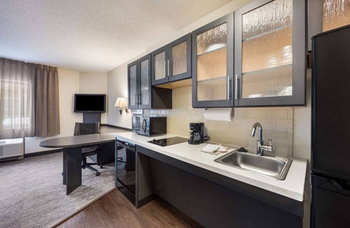 South Hills Hotel | Smart Queen Studio Suite | Full Kitchen, BBQ, 1.7 mi to The Mall at Robinson