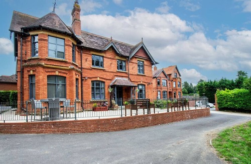 Yeovil Apartment | Smart Somerset Stay; Kitchen, Gym Access & Parking