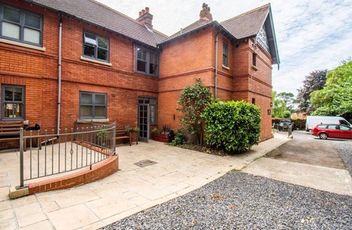 Yeovil Apartment | Smart Somerset Stay; Kitchen, Gym Access & Parking