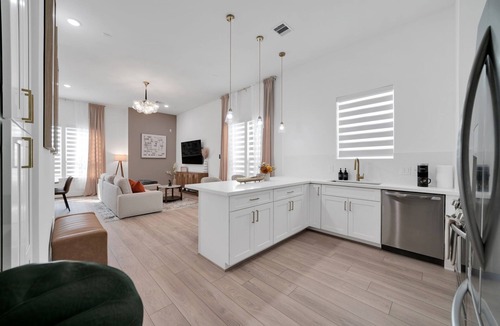 Foster Place House | Smart Spacious 3BR/2.5BA near NRG & TMC, Fast WiFi + Workspace + Sleeps 8