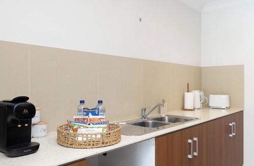 Rocklea Apartment | Smart Suites Self Check-in - 1BDR Balcony Darnley