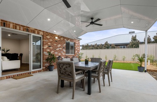 Thurgoona House | Smiggins Stays - Spacious and Stylish