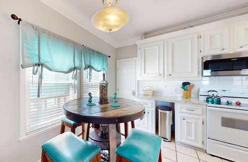 Isla Del Sol House | Smiles in Isla Del Sol | House in Galveston