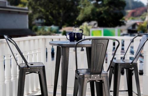 Bolinas Hotel | Smiley's Saloon & Hotel