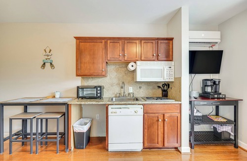 Huddleston Apartment | Smith Mountain Lake Condo w/Pool Access