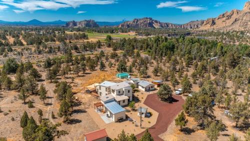 Terrebonne House | Smith Rock Multi-Family Retreat