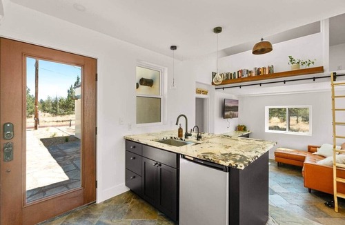 Terrebonne House | Smith Rock Retreat: TWO UNITS IN ONE LISTING!